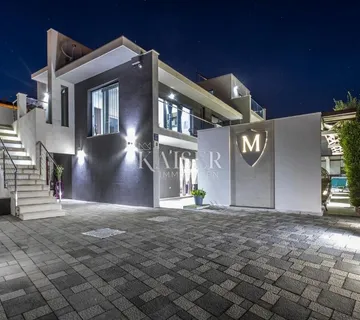 Šibenik-Rogoznica – Luksuzna vila s bazenom, 4 apartmana, tradicionalnom konobom i panoramskim pogledom na more - cover