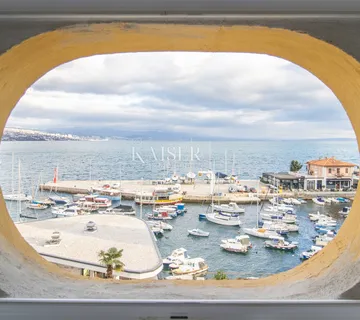 Opatija, centar, dvosoban stan I red do mora