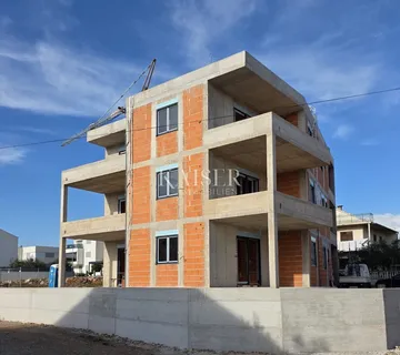 Vodice, Šibenik - Moderan dvosoban stan s natkrivenom terasom 700m od mora