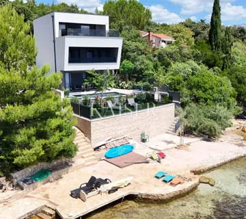 Zadar, Posedarje – ekskluzivna vila prvi red do mora s privatnim pristupom moru - cover