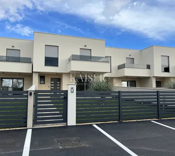 Rijeka, Kukuljanovo - moderna kuća u nizu 115 m2 - cover