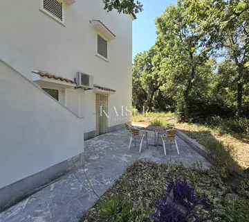 Apartman u prizemlju s dvorištem, idealan za obitelji, Rogoznica – Lozica
