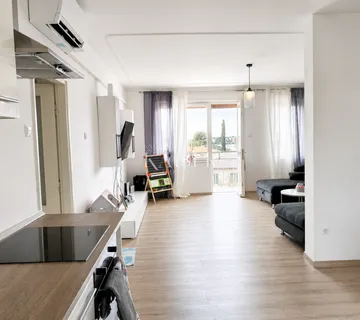 Istra, Umag, dvosoban stan s pogledom na more, 80m2