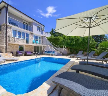 Novi Vinodolski - samostojeća kuća na samo 100m od mora