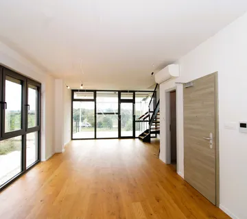 Istra, Rovinj- moderan dvoetažni stan 112m2 s vrtom i garažom
