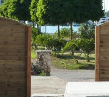 Otok Ugljan, Sutomišćica - Kamena kuća prvi red uz more - Ugljan, Preko