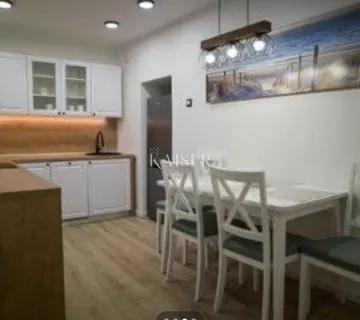 Cres, uređen apartman u staroj gradskoj jezgri, 50 m od rive