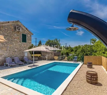 Malinska, Rasopasno, autohtona renovirana kamena kuća s bazenom i okućnicom - cover