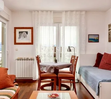 Opatija – Elegantni apartman s pogledom na more, parkingom, liftom i pješačkom udaljenošću od mora