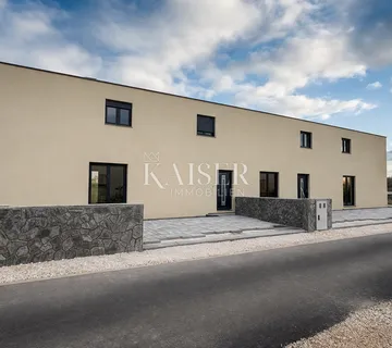 Zadar, Privlaka – nova kuća s dvorištem, 600 m od mora