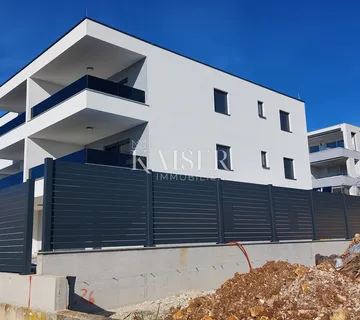 Istra, Novigrad - luksuzan trosoban stan sa dnevnim boravkom, 108 m2, u prizemlju, sa bazenom - cover