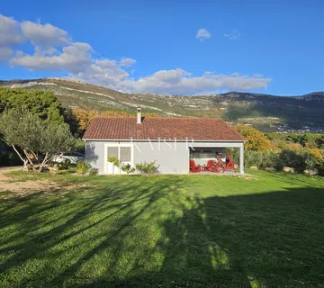 Luksuzna novogradnja prizemnica s velikom okućnicom, Kaštel Novi - cover