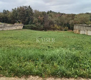 Istra, Buje, Kaštel, građevinsko zemljište 720 m2 - cover