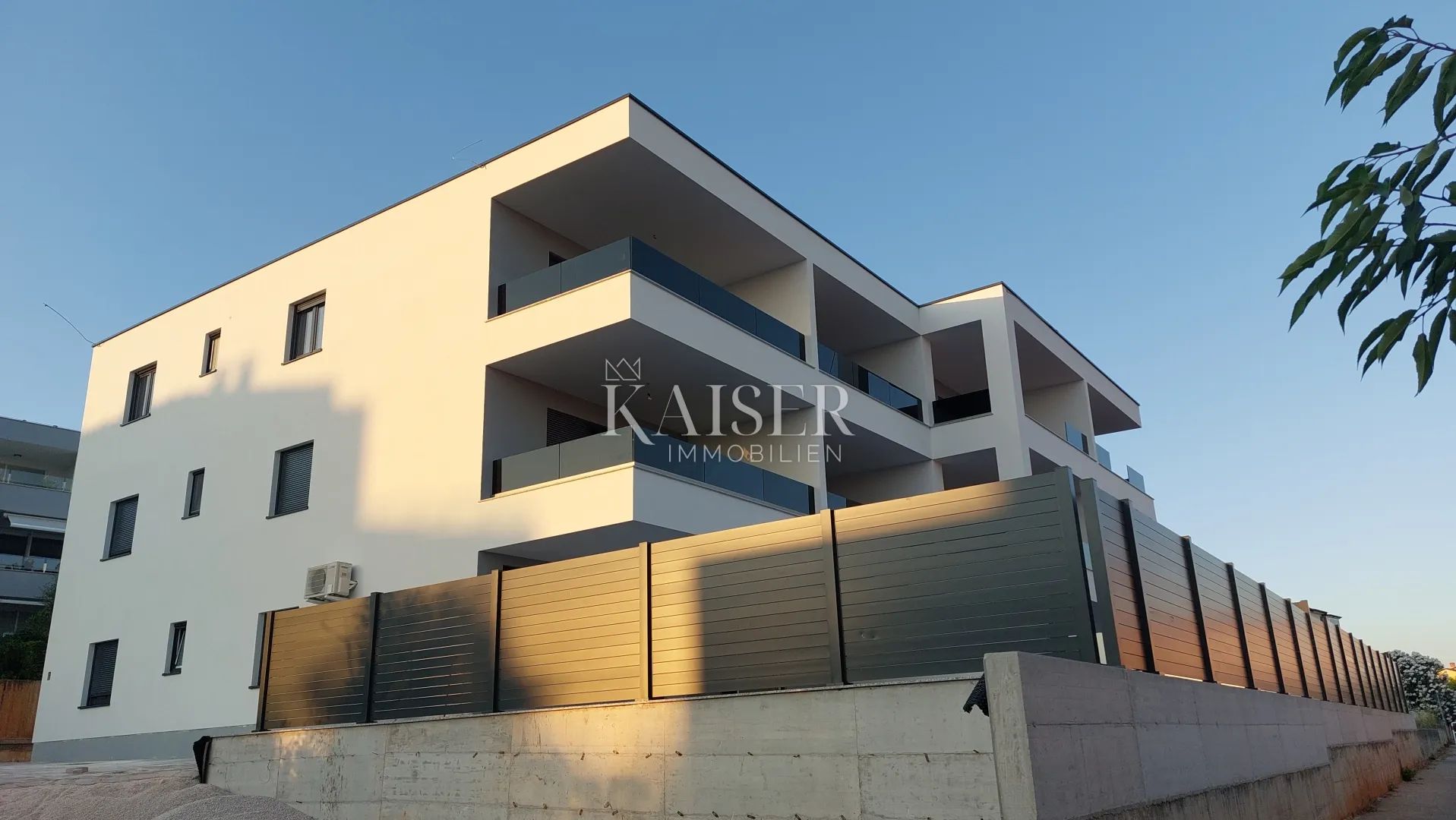 Istra, Novigrad - dvosoban stan sa dnevnim boravkom, 66m2; prvi kat - cover