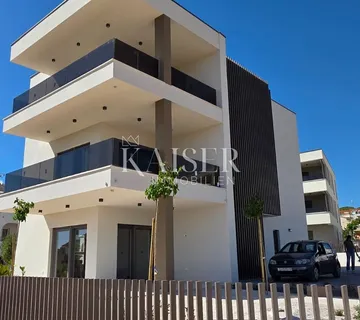 Vodice, Šibenik - Prostrani trosoban stan s velikom terasom i pogledom na more - cover