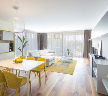 Opatija, trosoban stan, 120m2 sa dva garažna mjesta i okućnicom - cover