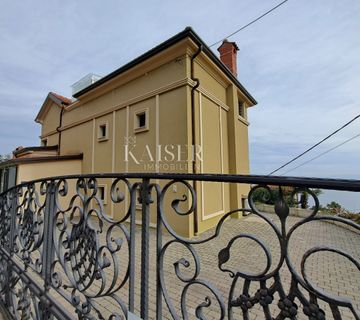 Opatija, kuća iznad centra Opatije s tri stana, bazenom i pogledom - cover