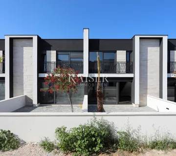 Zadar, Privlaka dvoetažni stan s privatnim vrtom, 400m od mora - cover