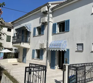 Mali Lošinj, renovirana povijesna kuća u centru, 261 m², 3 etaže, okućnica - cover