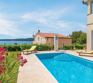 Istra, Medulin - prekrasna kuća 80m od mora, 170m2, pogled na more - cover