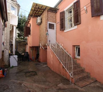Istra, Pula- trosoban stan+dnevni boravak 55m2 u centru - cover