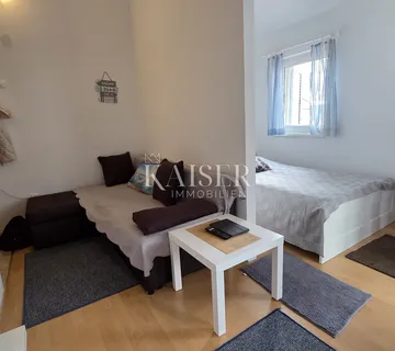 Novi Vinodolski - stan, garsonijera sa odvojenom sobom i pogledom na more - cover