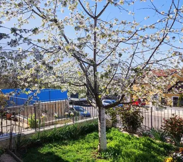 Kostrena - stan 3S+DB s pogledom i okućnicom - cover