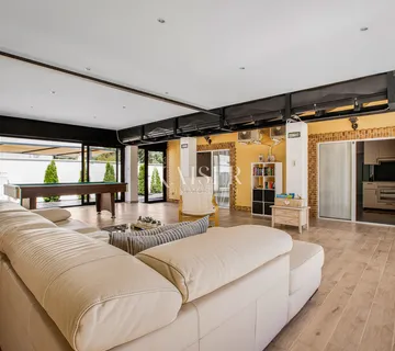 Istra,medulin- moderna predivna kuća 460m2 blizu mora - cover