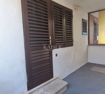 Novi Vinodolski, centar - šarmantna kuća 55m2 sa terasom - cover