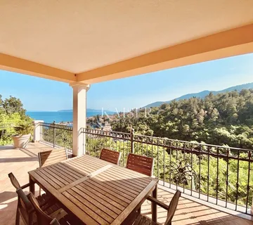 Opatija, Ičići – Etaža vile u venecijanskom stilu s velikom terasom i predivnim pogledom na more  - cover