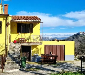 Istra, Motovun - kuća za obnovu 150m2; velika okućnica, pogled na Motovun - cover