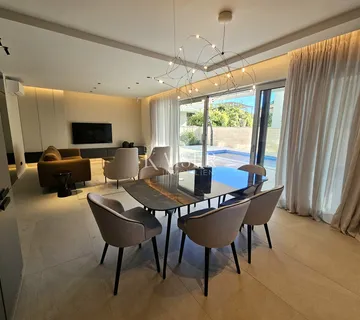 Grad Krk - luksuzni stan 113m2 sa bazenom i okućnicom - cover