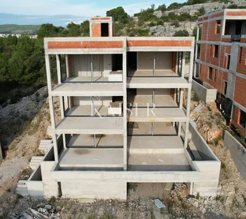 Spektakularan stan (Stan 2) na prvom katu s PRIVATNIM BAZENOM i vrtom, Mandalina - Šibenik - cover