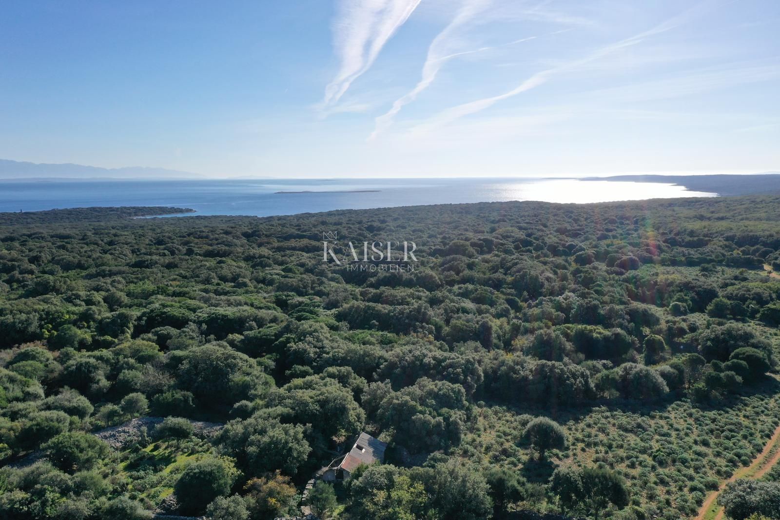 Cres, Plat - kameni objekt na prostranom zemljištu - cover