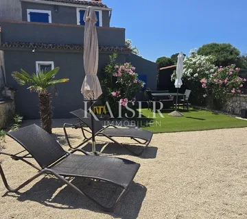 Punta Križa, kamena kuća u nizu s terasom i pogledom na more - cover