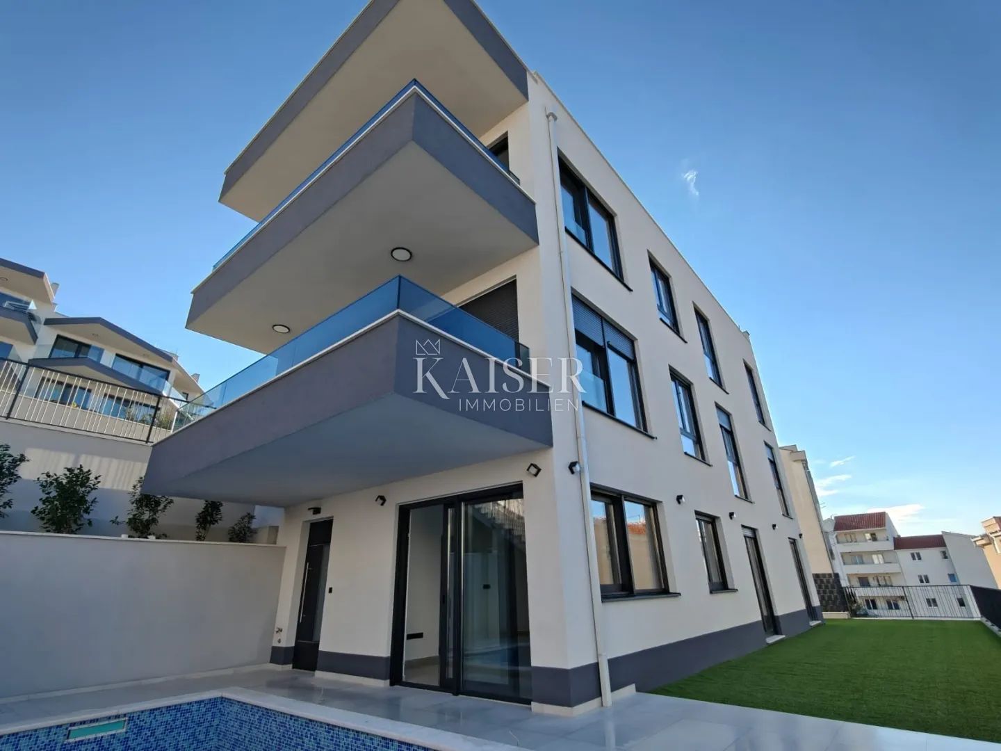 Okrug Gornji, Čiovo - Prostrani trosobni stan s balkonom, 100 m od mora - cover