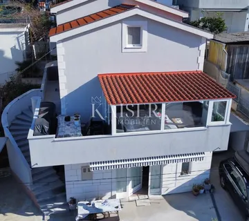 Čiovo, Trogir - Prostrana obiteljska kuća s tri etaže i pogledom na more - cover