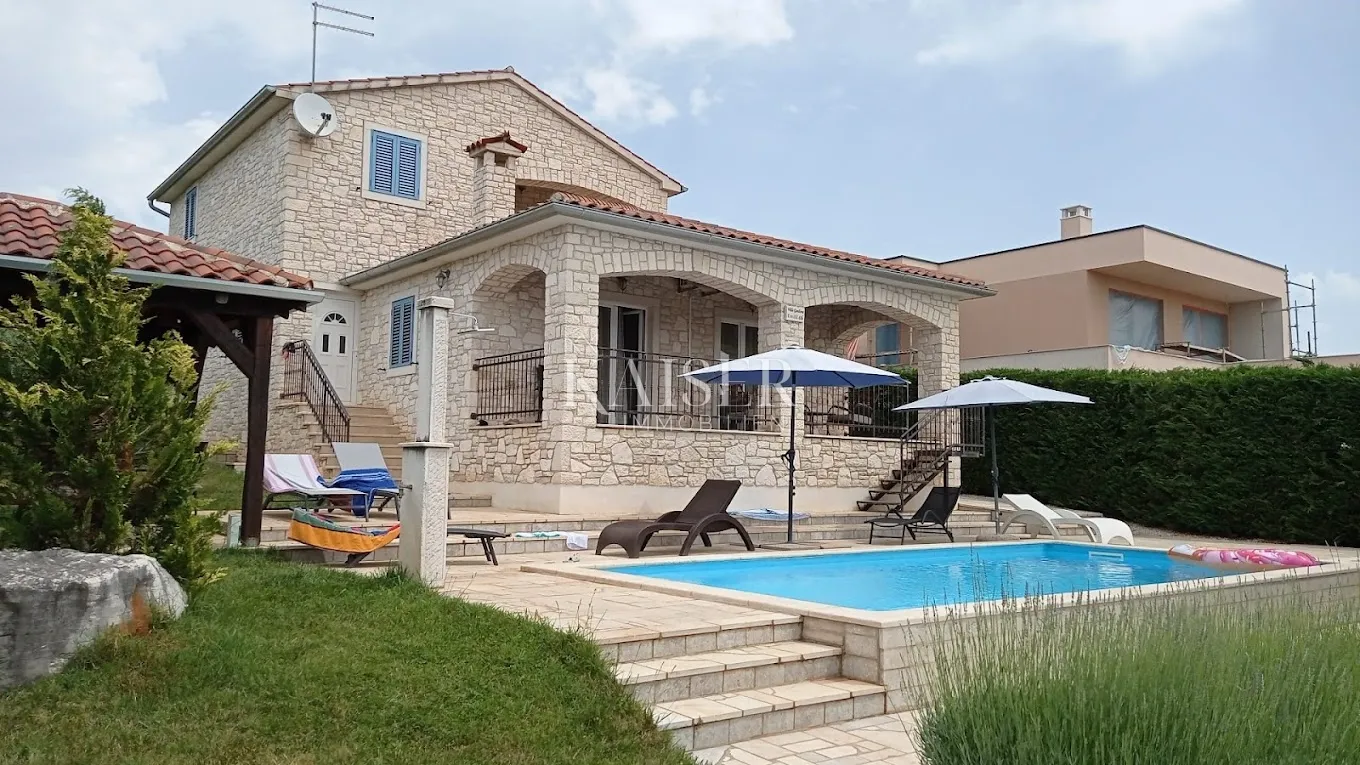 Poreč, okolica, kamena kuća s bazenom - cover