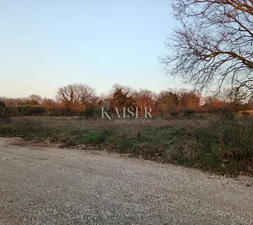 Medulin, lijepa građevinska parcela 1450m2  - cover