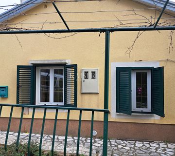 Matulji, dvojna kuća s većom okućnicom i dva parkirna mjesta - cover