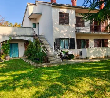 Istra,Poreč- kuća 200m2 s građevinskom parcelom 2600m2  - cover