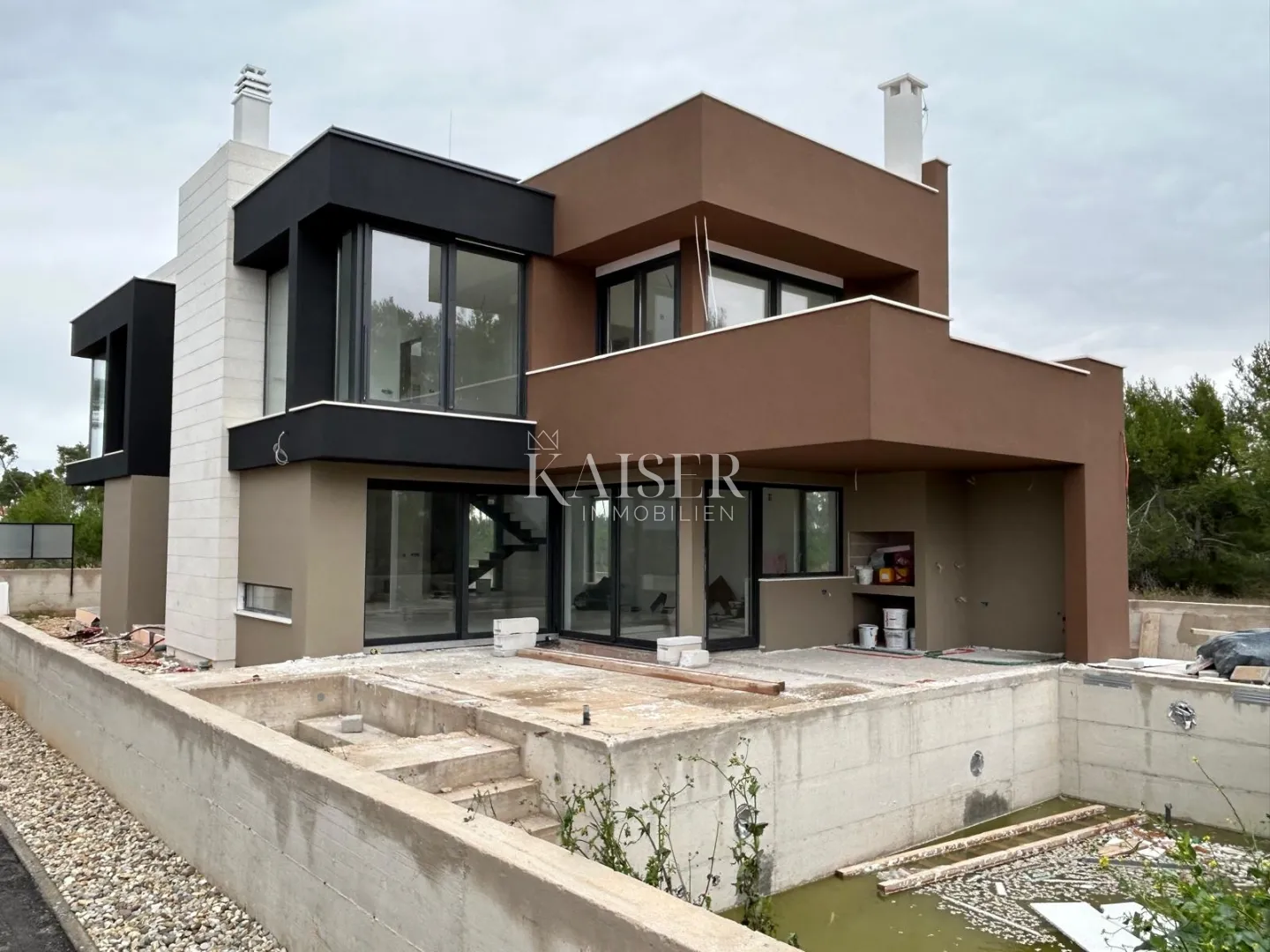 Zadar, Privlaka – novogradnja, luksuzna vila s bazenom u borovoj šumi, korak do pješčane plaže - cover