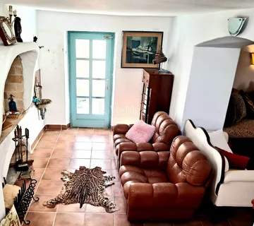 Grad Krk - adaptirana kamena kuća na jedinstvenoj lokaciji - cover