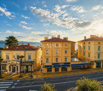 Opatija centar – Prostran stan s 4 sobe, 3 balkona i parkingom, 70 m od mora