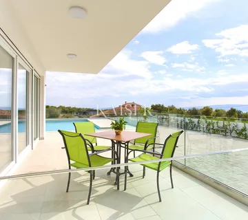 Otok Krk, okolica- moderan apartman 83m2 u vili s okućnicom - Milohnići, Krk
