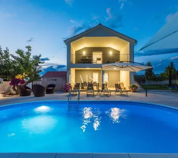 Nin - prekrasna vila sa bazenom - cover