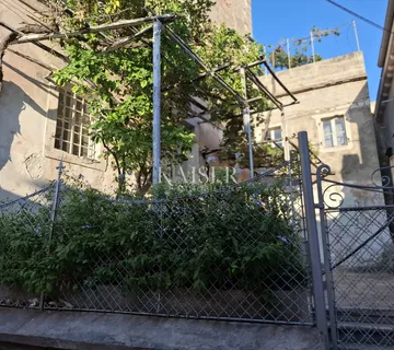 Mali Lošinj, velika kamena kuća u staroj jezgri - cover