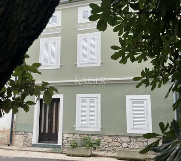 Otok Krk, Punat - autentična kamena kuća u prvom redu do mora - cover