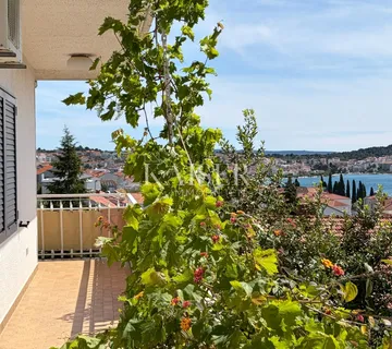 Trogir, Čiovo - Prostrana kuća (378 m2) s tri stana, garažom, vinskom konobom i pogledom na more - Žedno, Trogir