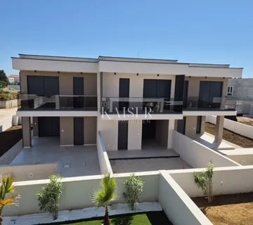 Vrsi, Mulo – Apartmani u novogradnji sa bazenom, odmah useljivi